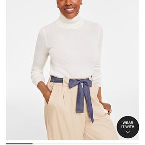 Off white color 100% cashmere turtleneck sweater size L.